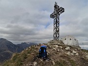 76 Croce di vetta e Bivacco Locatelli del Due Mani (1656 m)